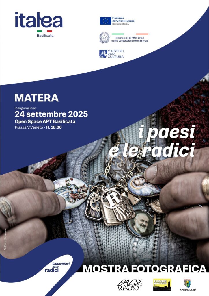 Locandina ufficiale mostra fotografica “I paesi e le radici” a Matera, settembre-ottobre 2025.Dettaglio di un’immagine simbolo della mostra “I paesi e le radici”: mani che stringono medagliette sacre e ricordi di famiglia.