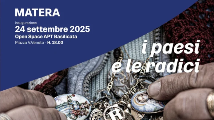 Locandina ufficiale mostra fotografica “I paesi e le radici” a Matera, settembre-ottobre 2025. Dettaglio di un’immagine simbolo della mostra “I paesi e le radici”: mani che stringono medagliette sacre e ricordi di famiglia.